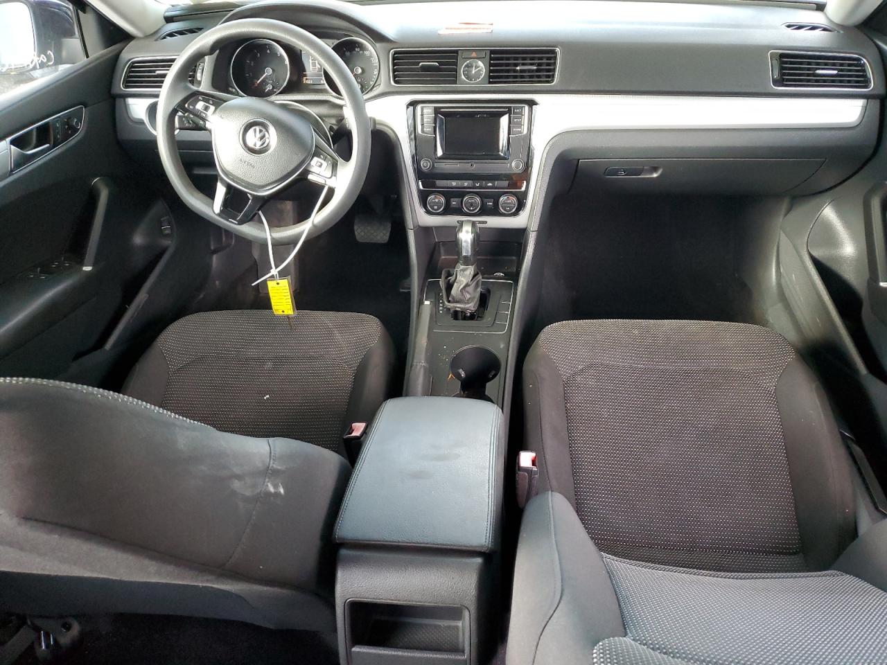 Volkswagen Passat S Image 12