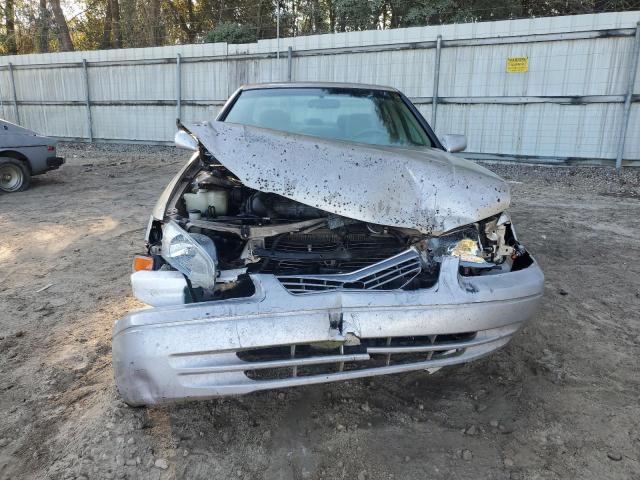 Toyota Camry Le Image 6