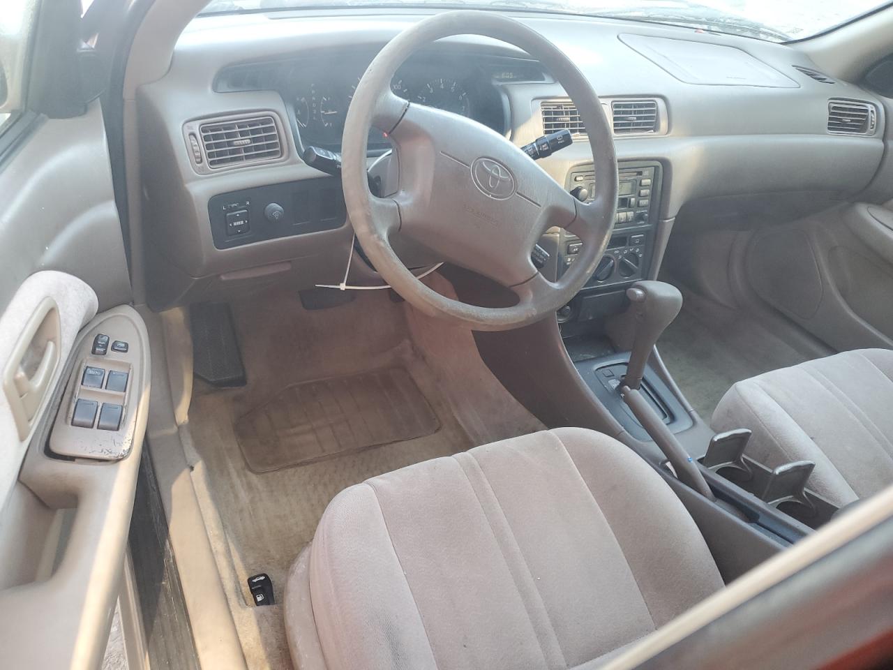 Toyota Camry Le Image 7