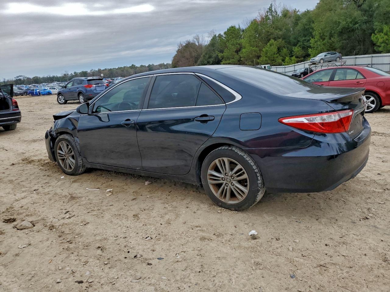 Toyota Camry Le Image 2