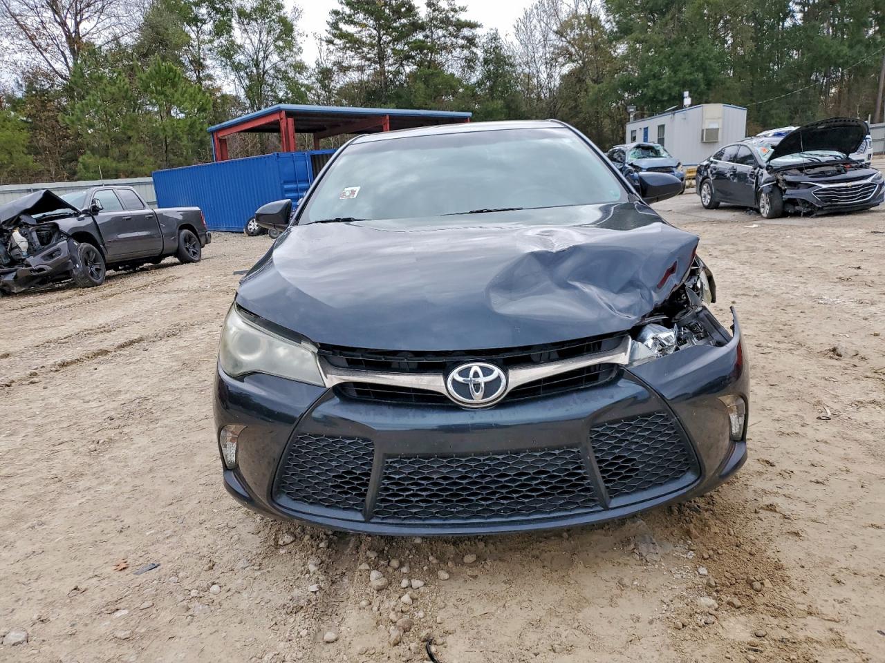 Toyota Camry Le Image 10