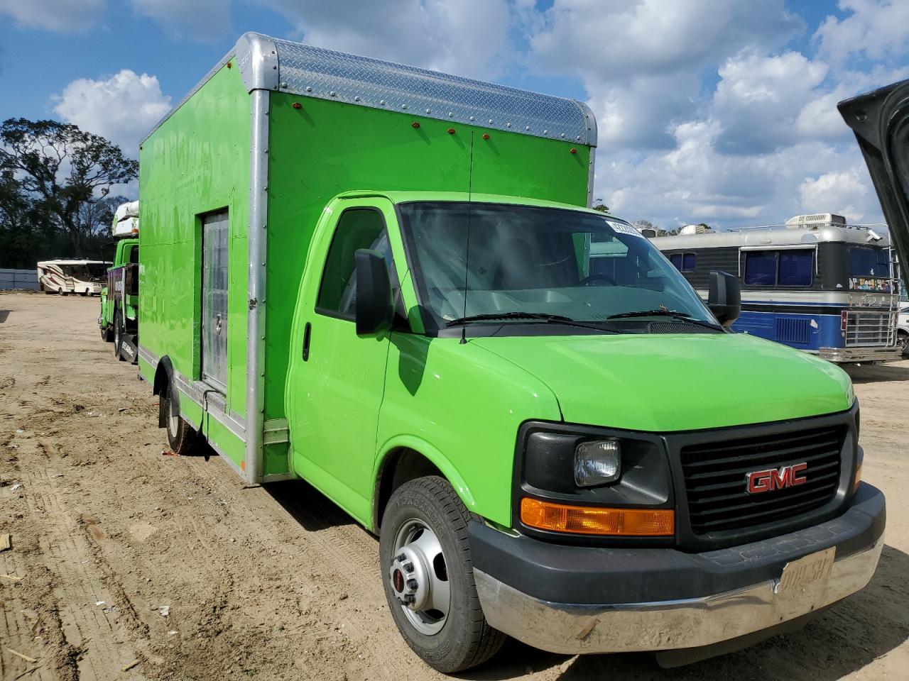 GMC Savana Cutaway G3500 Image 3