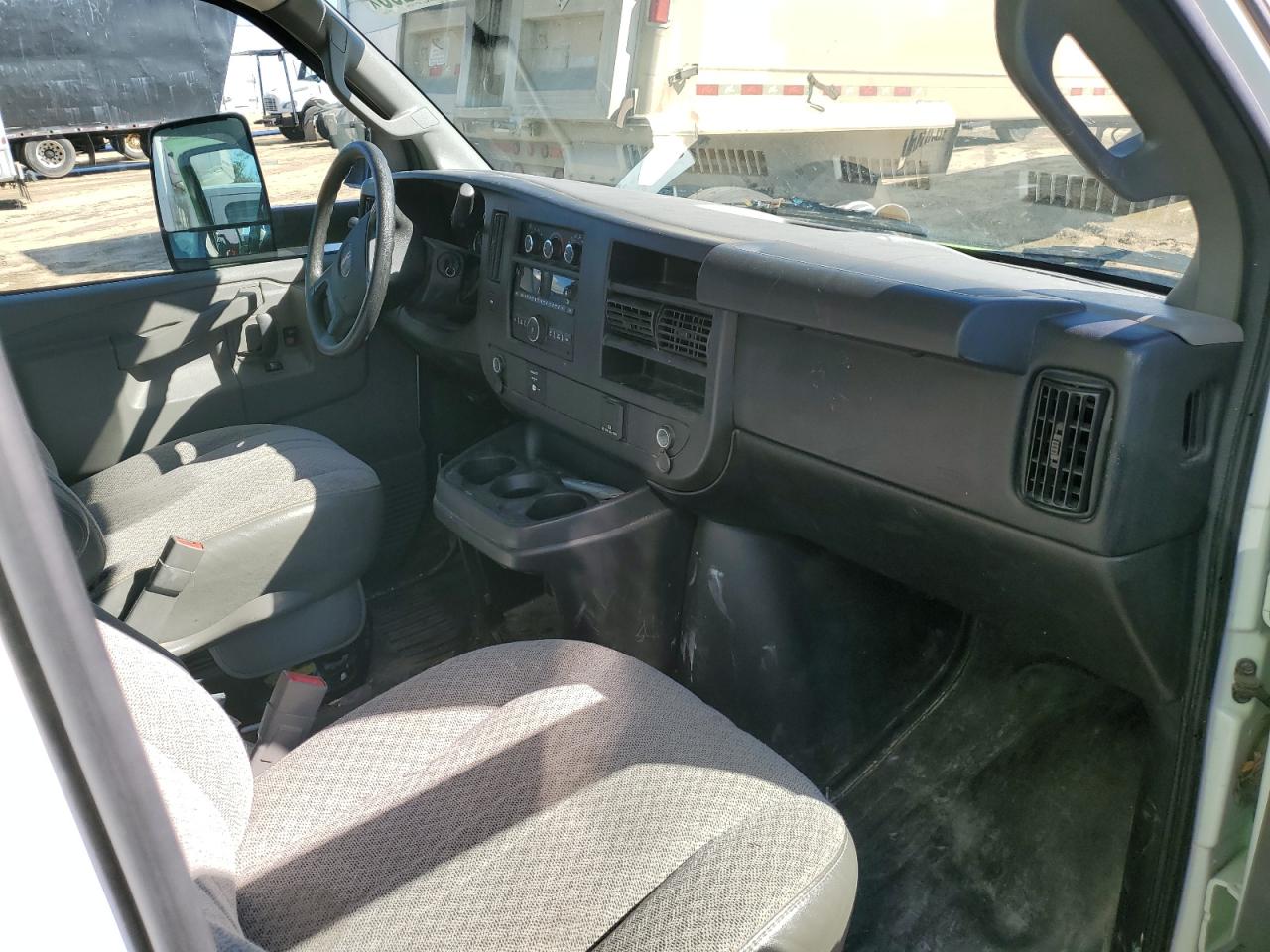 GMC Savana Cutaway G3500 Image 11