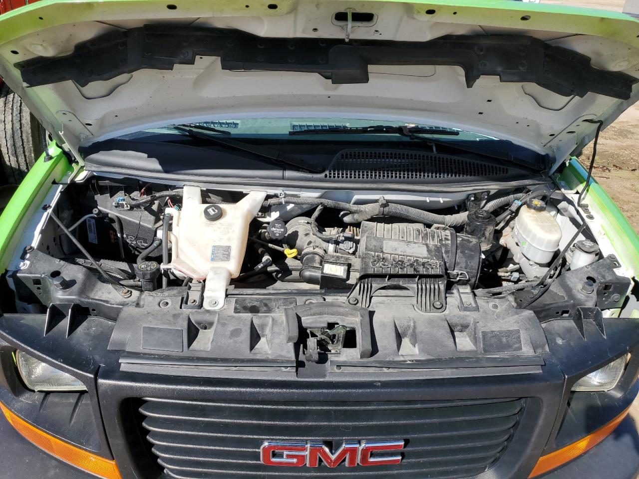 GMC Savana Cutaway G3500 Image 8