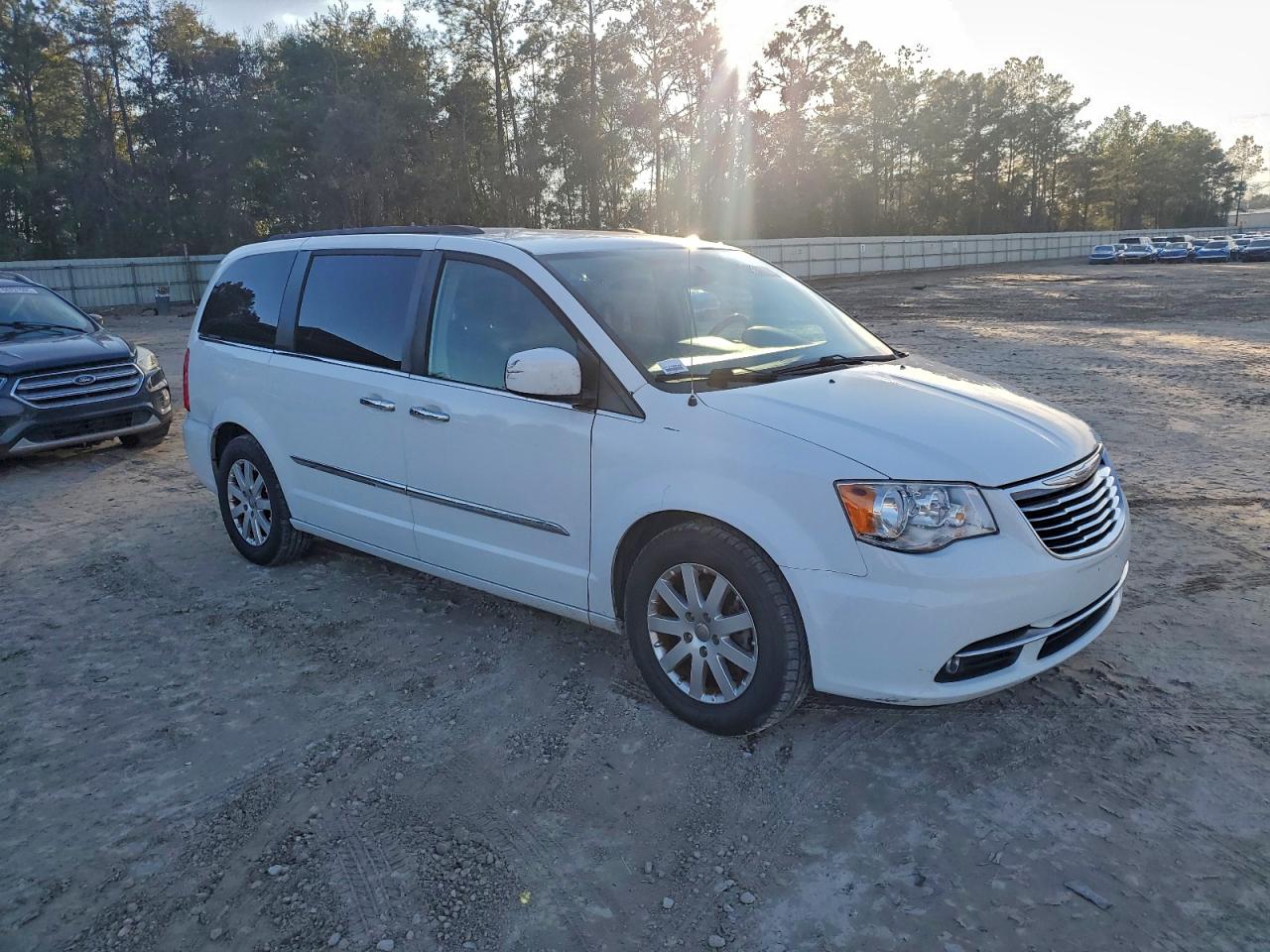 Chrysler Minivan Touring Image 5