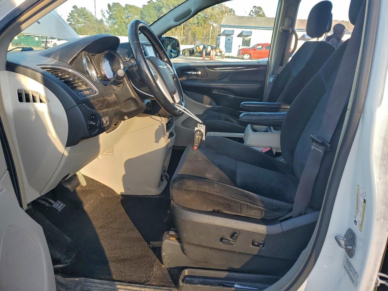 Chrysler Minivan Touring Image 8