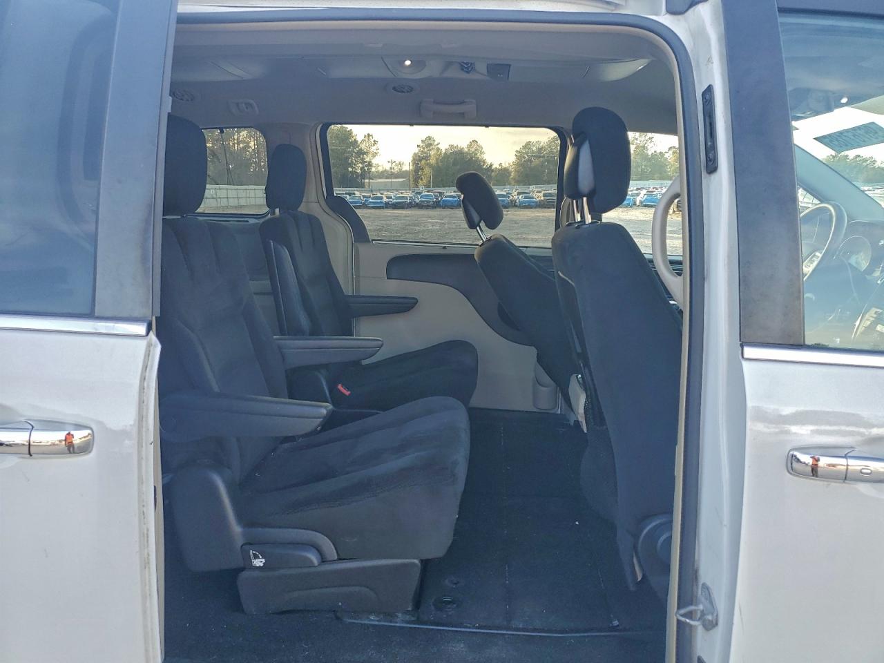 Chrysler Minivan Touring Image 13