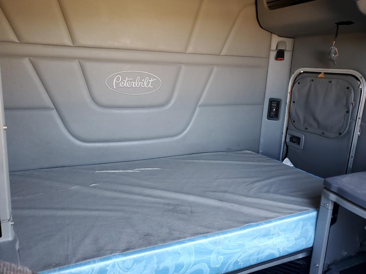 Peterbilt 579 Image 10