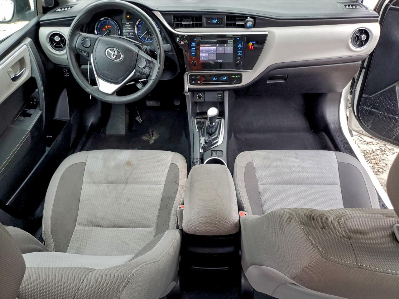 Toyota Corolla L Image 6