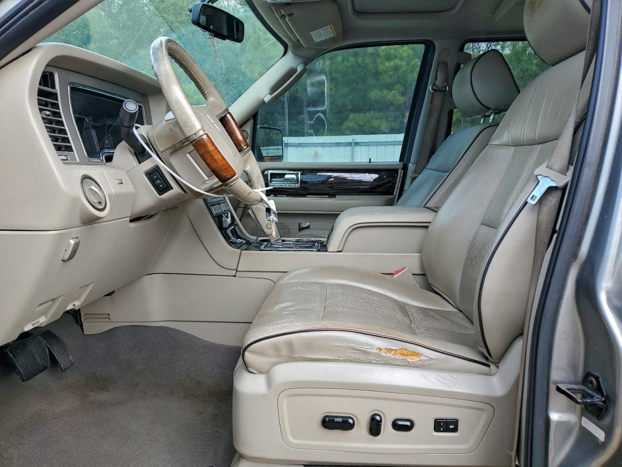 Lincoln Navigator Image 12