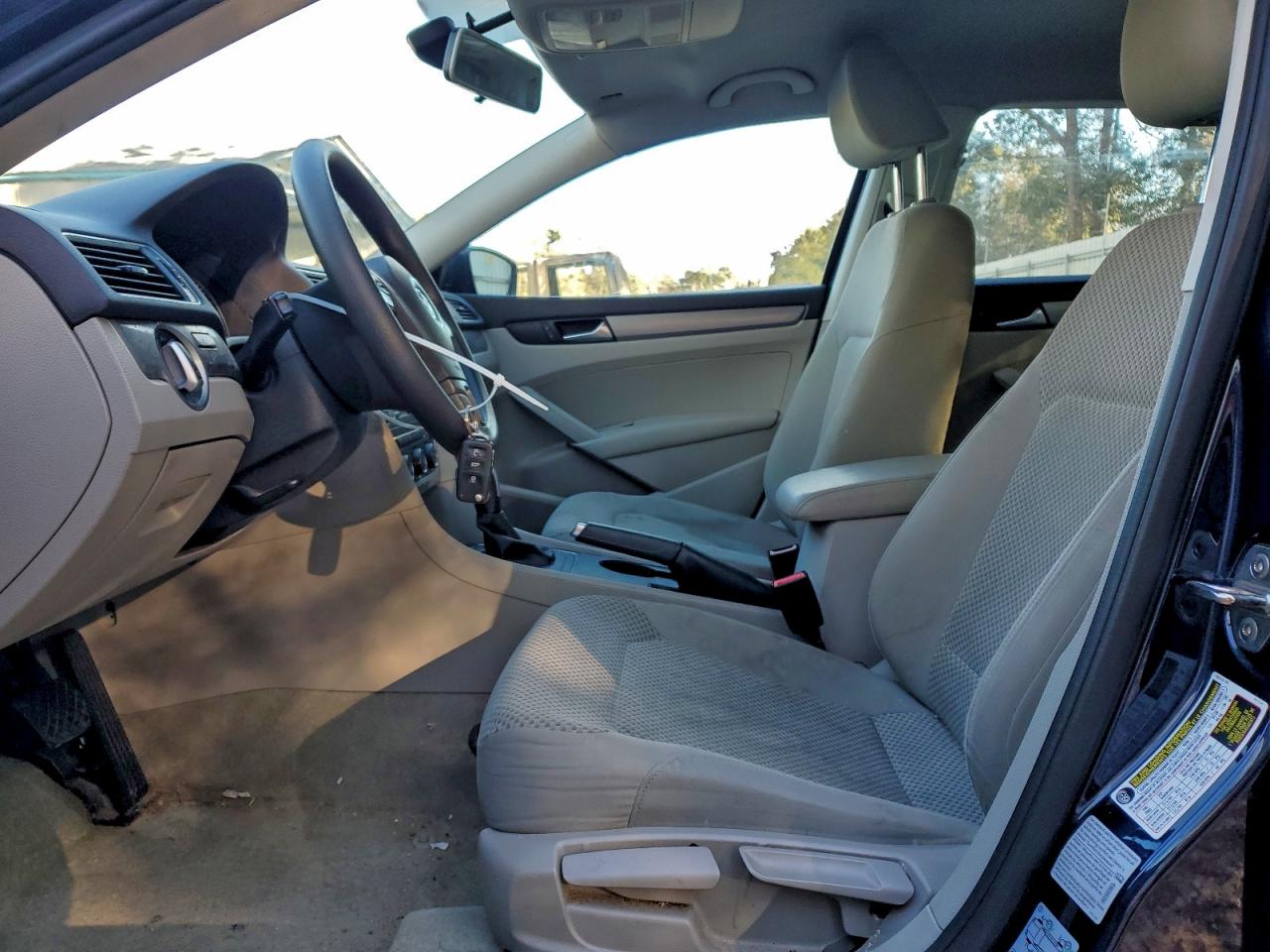 Volkswagen Passat S Image 2