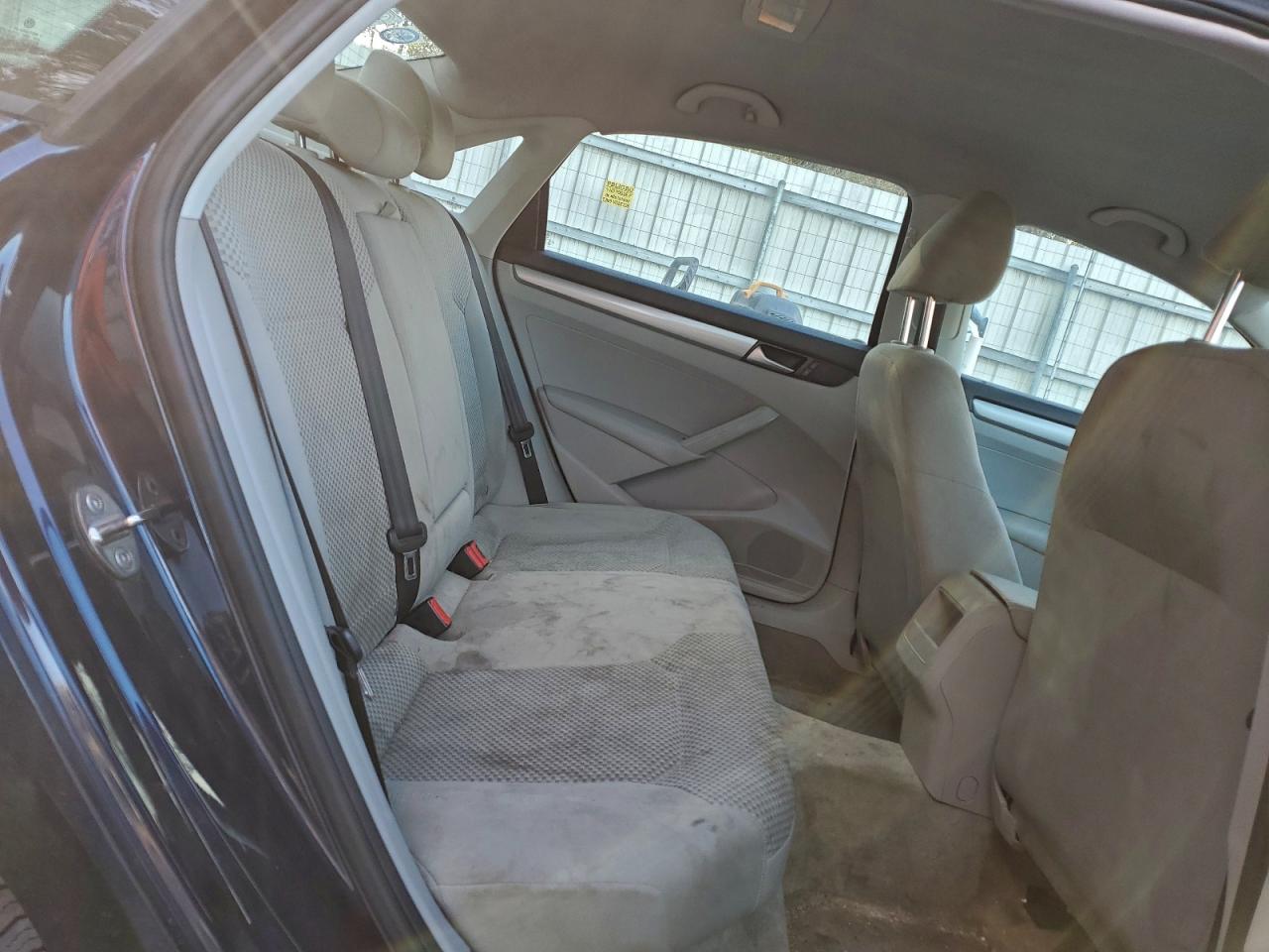 Volkswagen Passat S Image 6