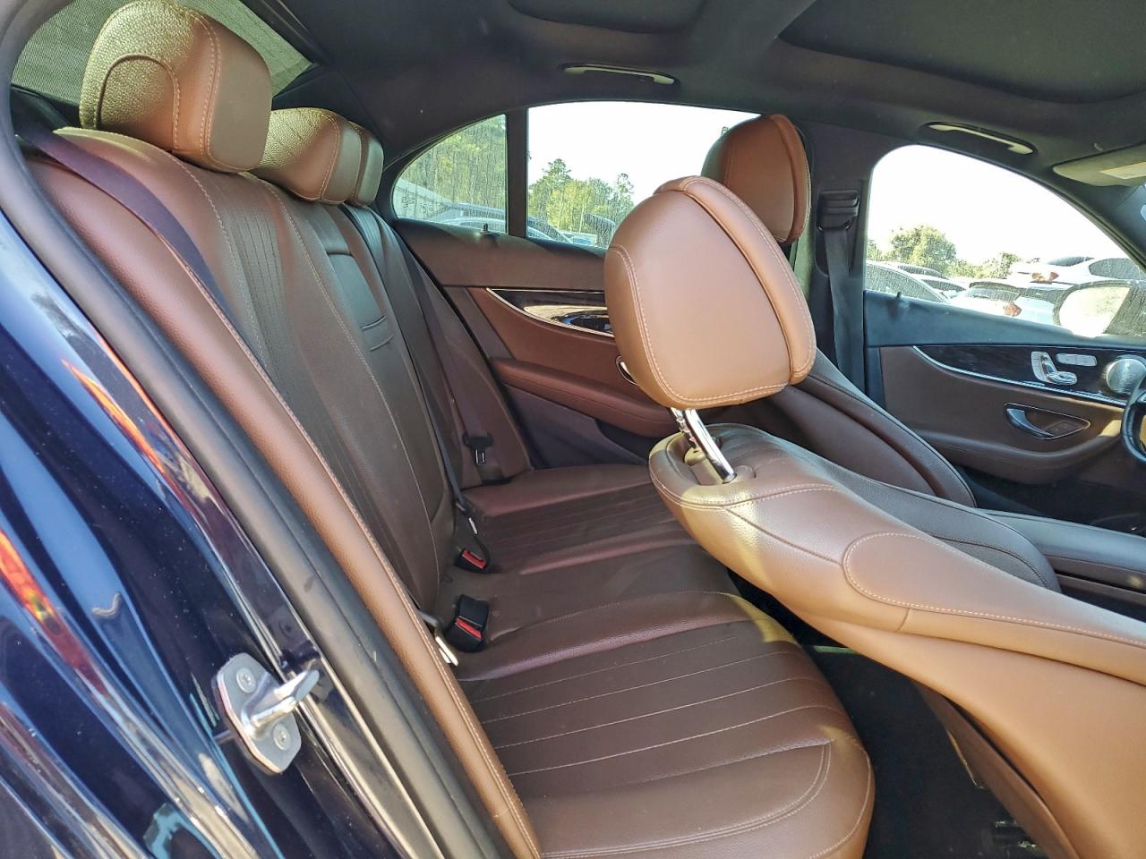 Mercedes-Benz E-Class 300 Image 12