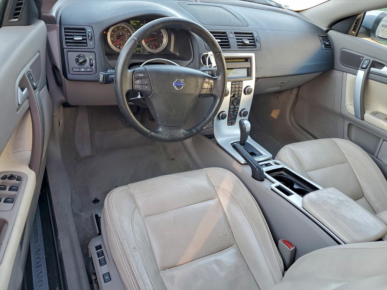 Volvo C70 T5 Image 11