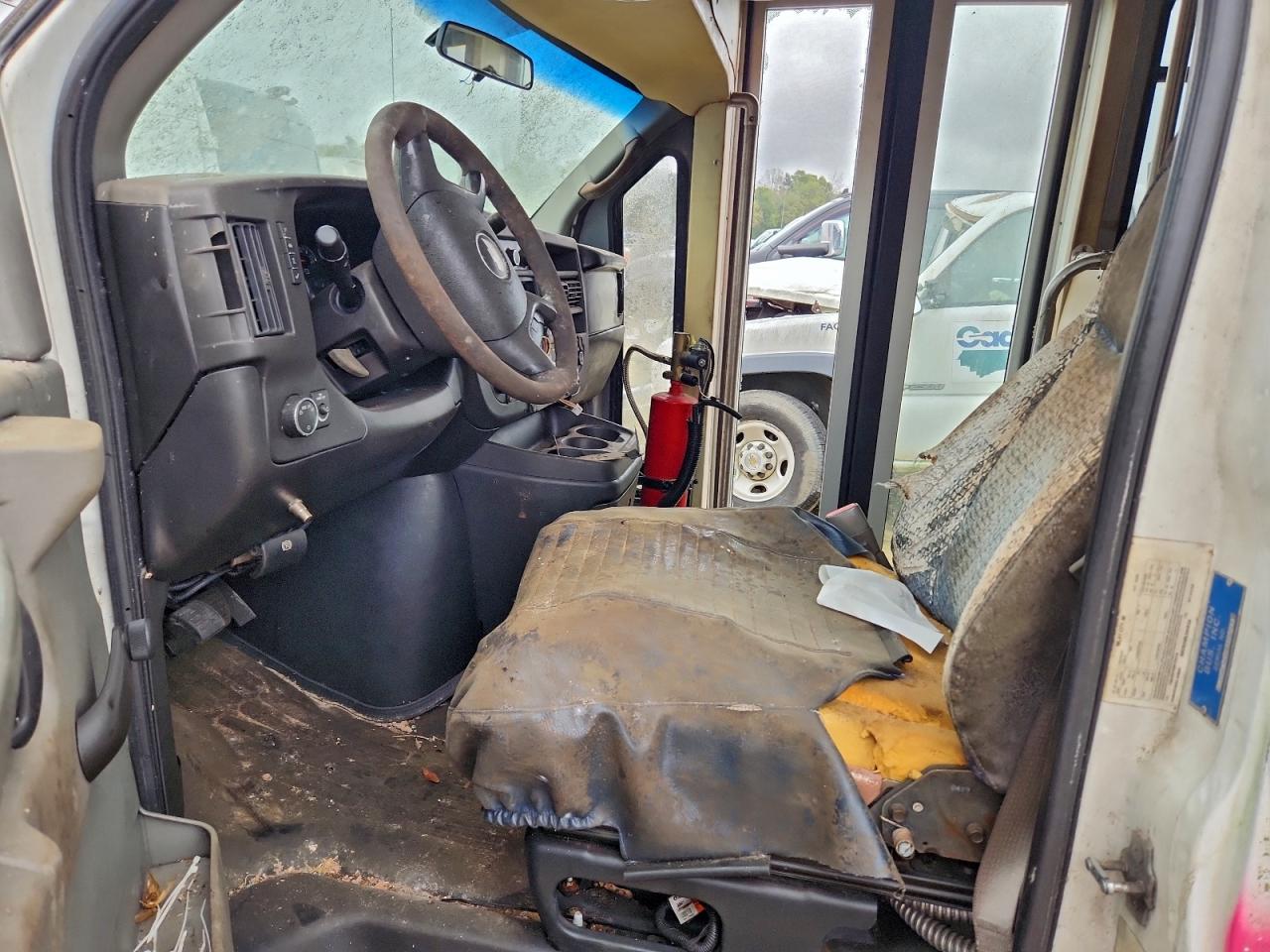 Chevrolet Express Image 6