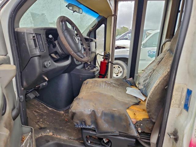 Chevrolet Express Image 6