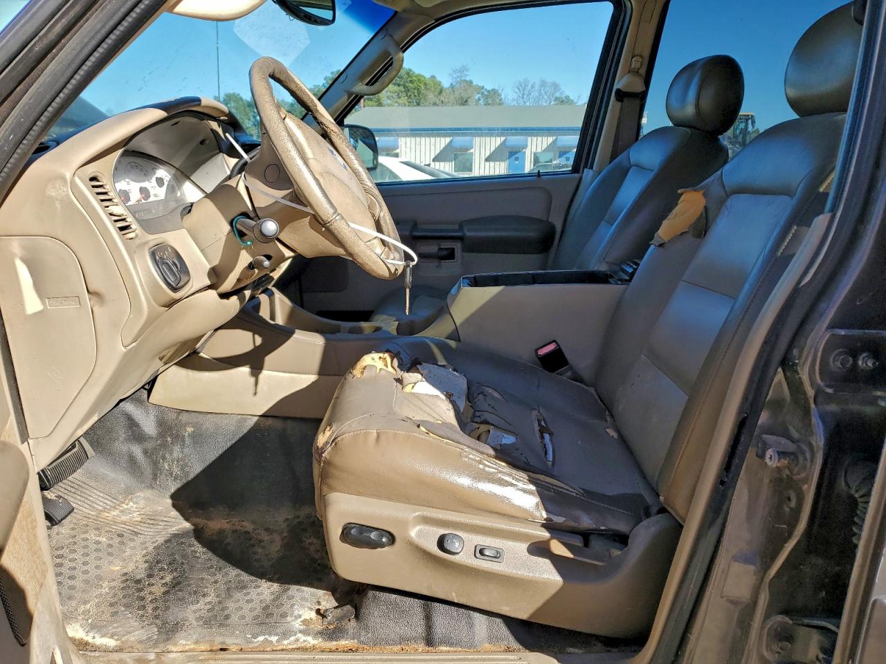 Ford Explorer Image 4