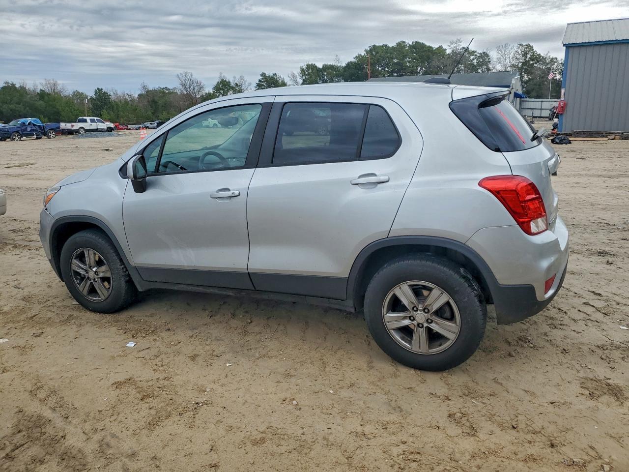 Chevrolet Trax Ls Image 2