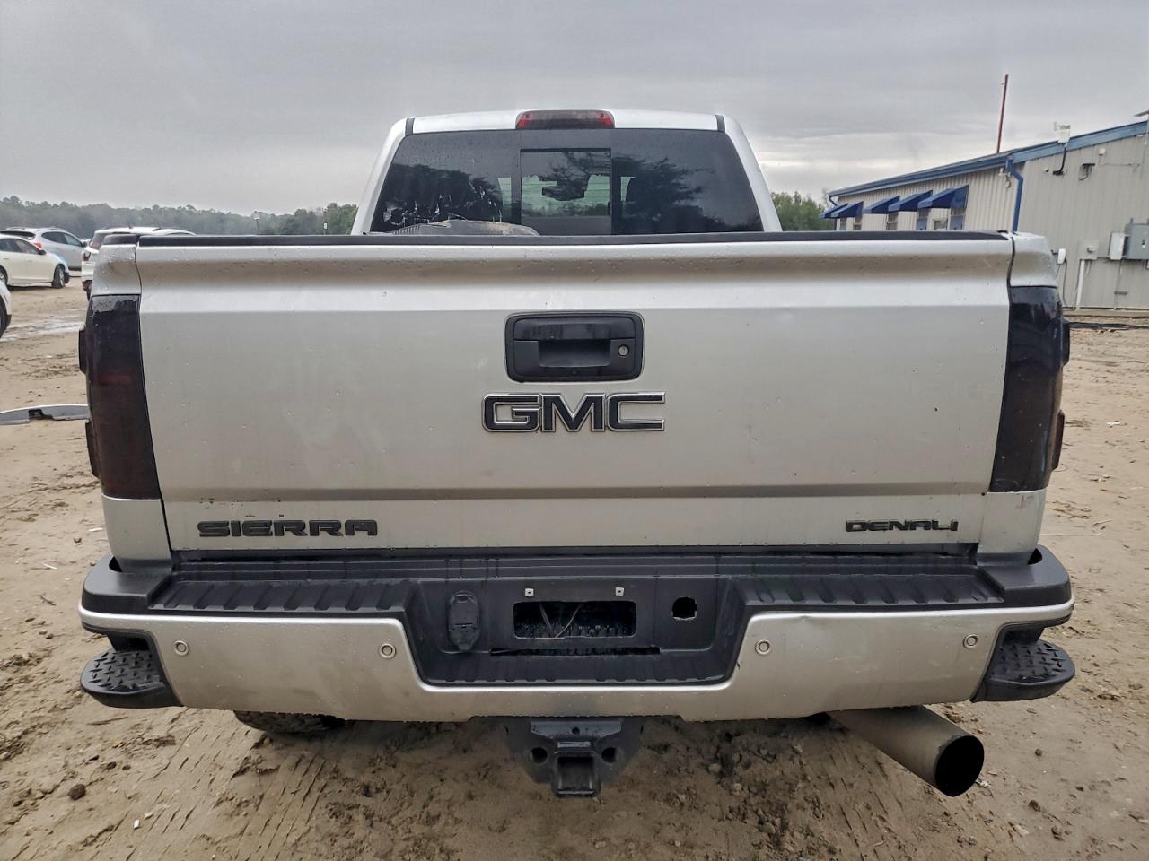GMC Sierra K2500 Denali Image 4