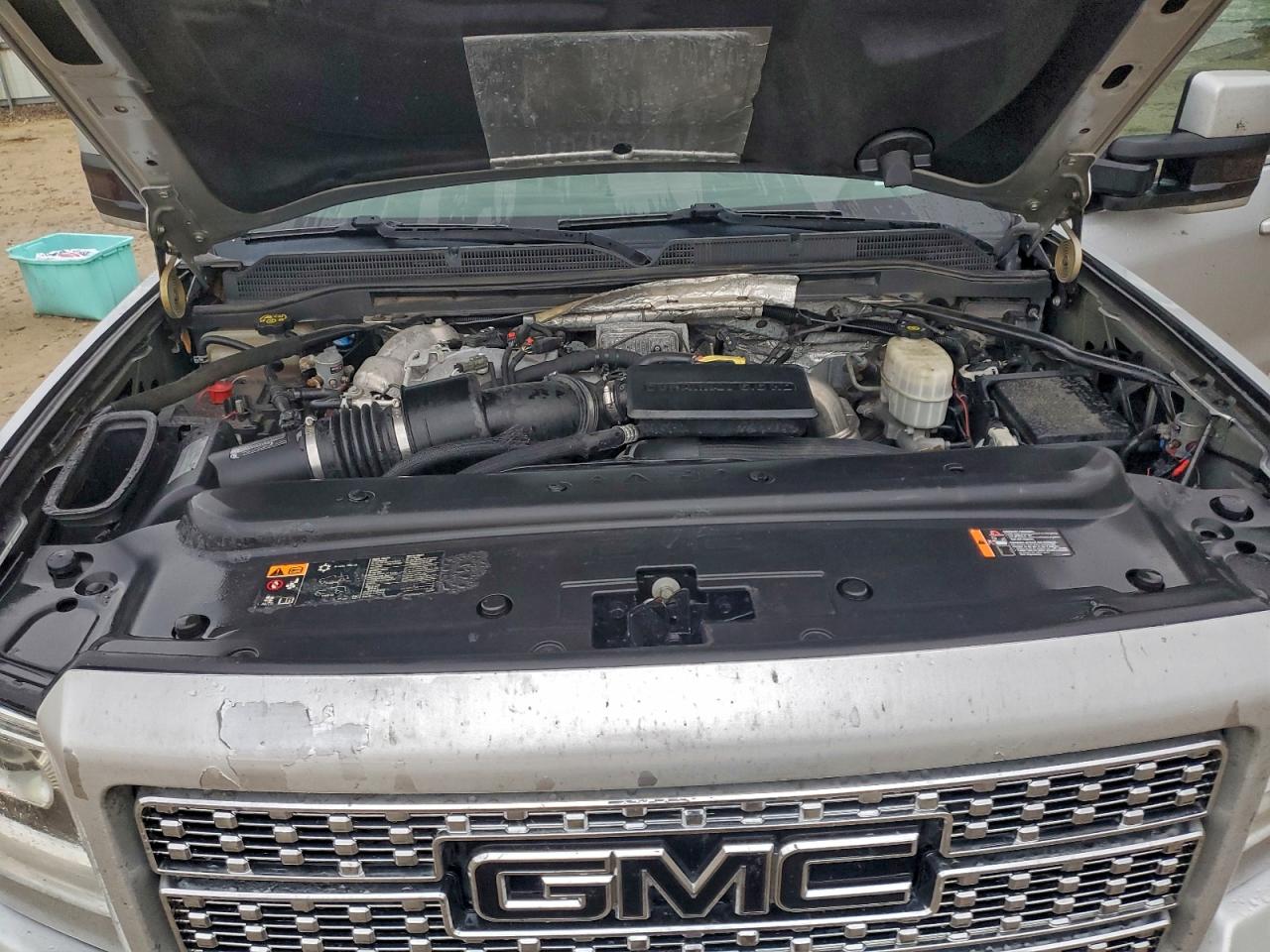 GMC Sierra K2500 Denali Image 8
