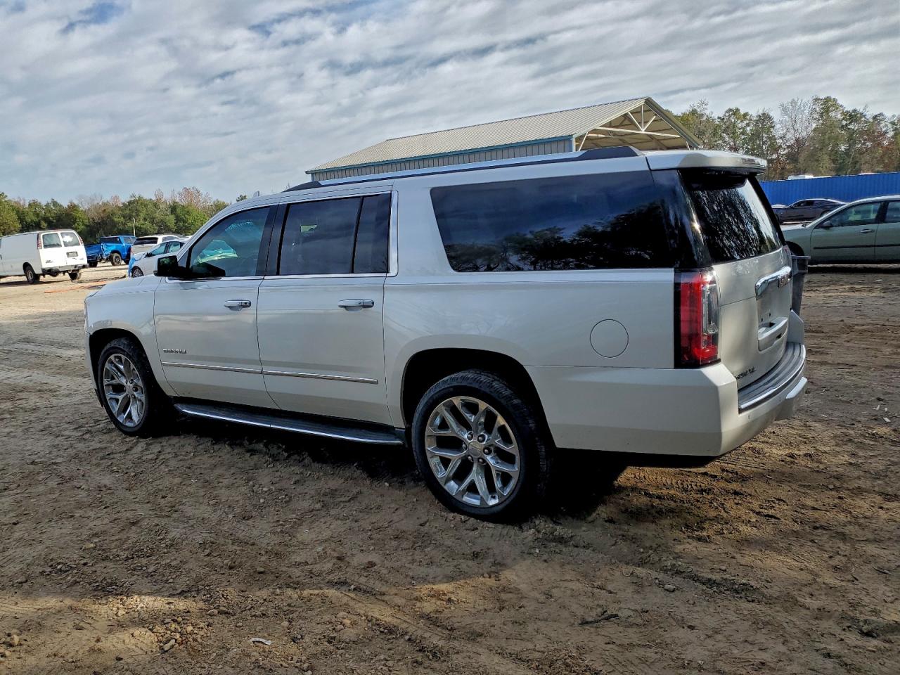 GMC Yukon Denali Image 2