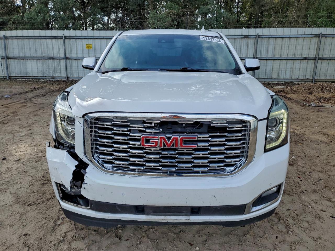 GMC Yukon Denali Image 5