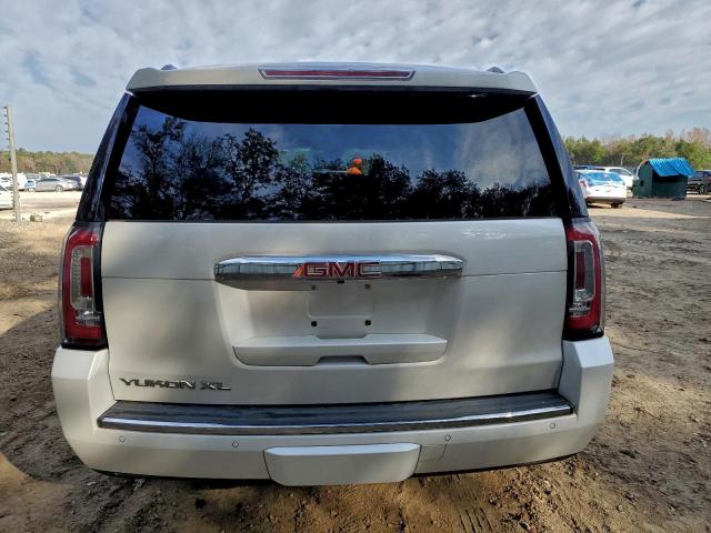 GMC Yukon Denali Image 12