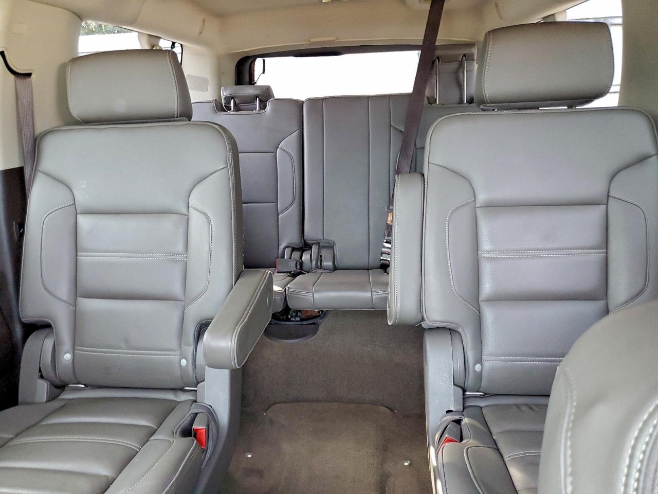 GMC Yukon Denali Image 13