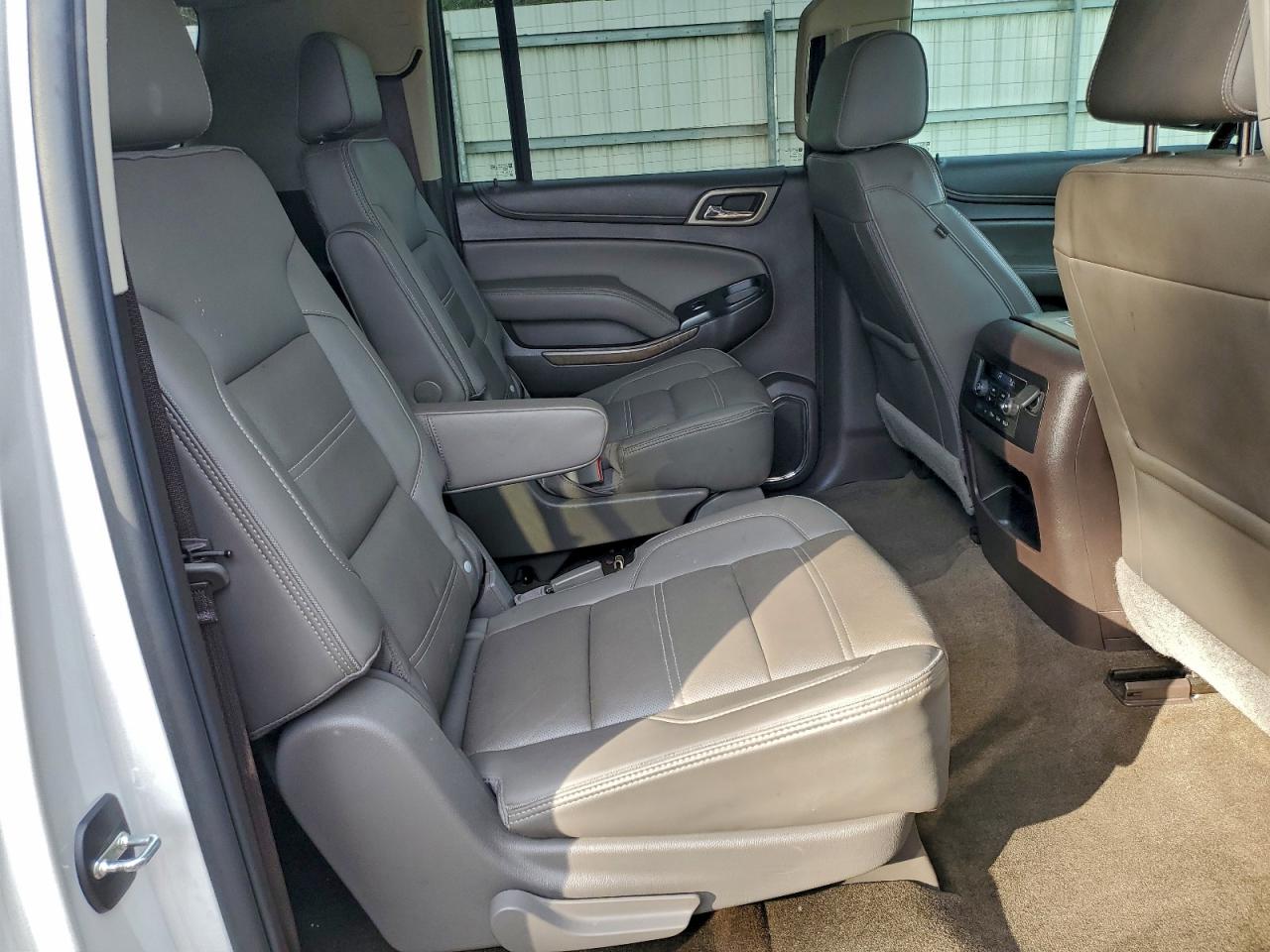 GMC Yukon Denali Image 8