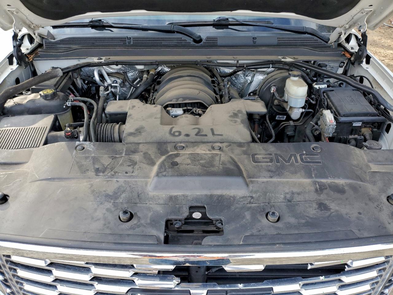 GMC Yukon Denali Image 9