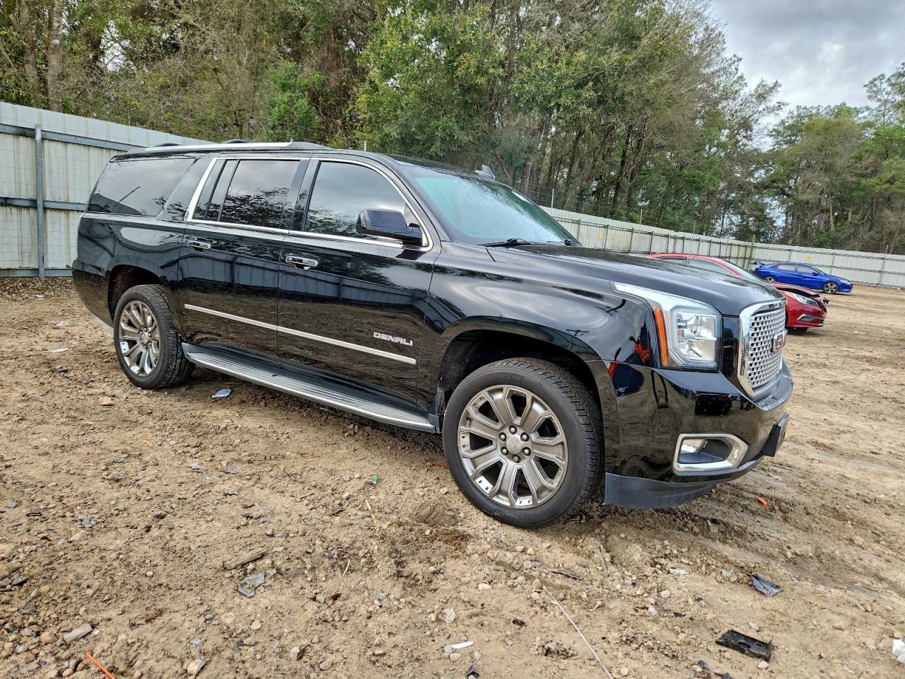 GMC Yukon Denali Image 5
