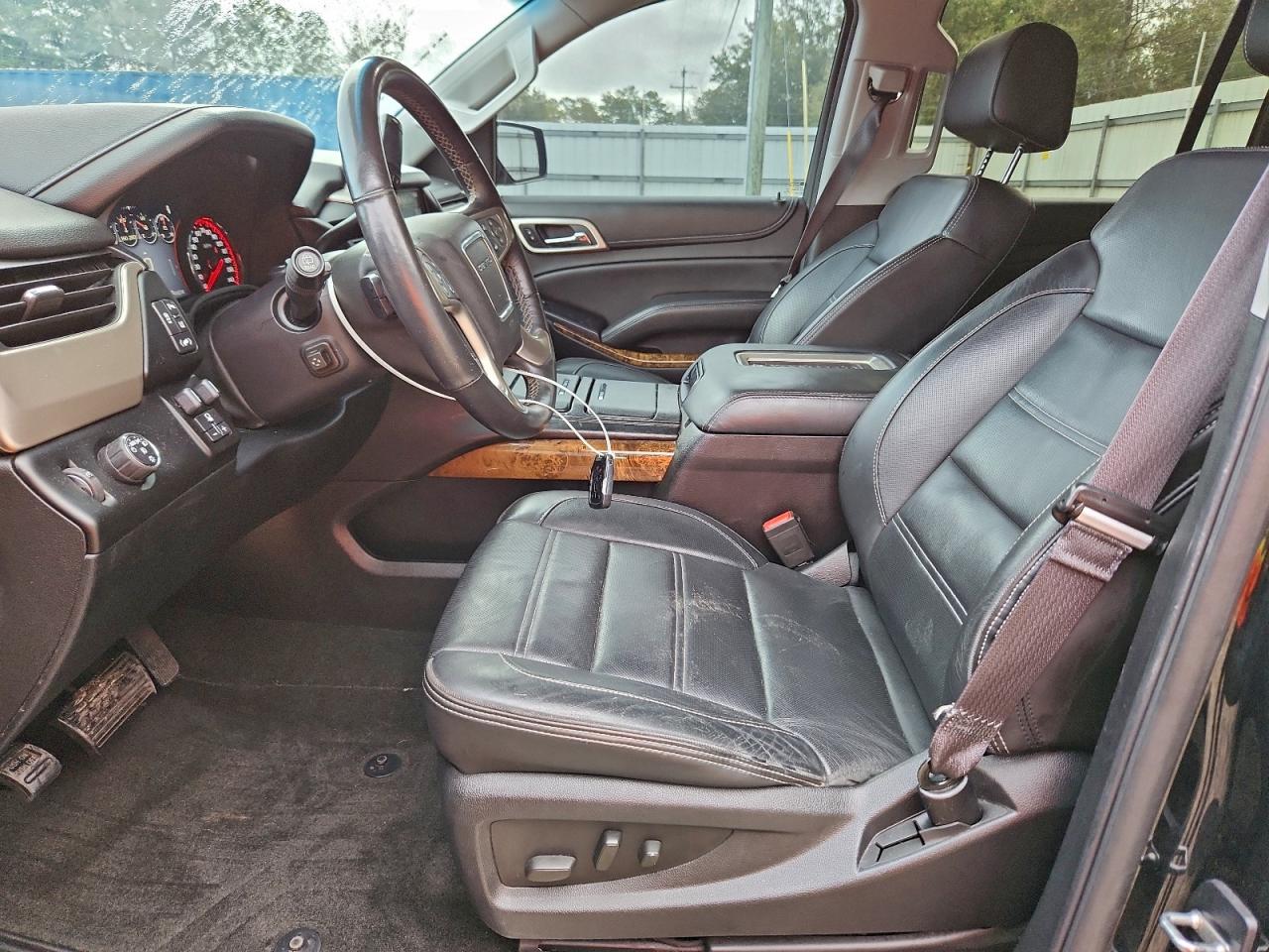 GMC Yukon Denali Image 3