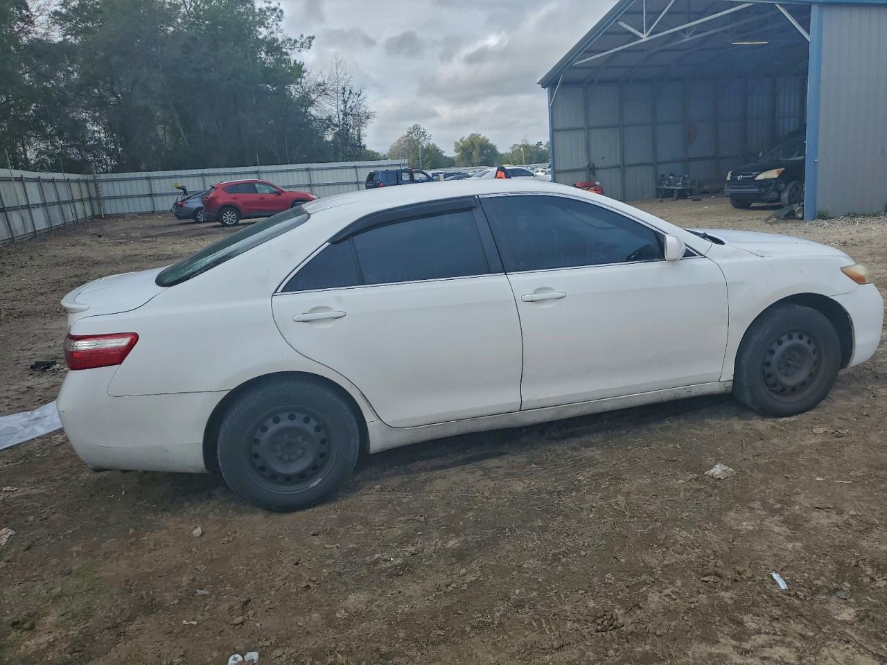 Toyota Camry Le Image 2