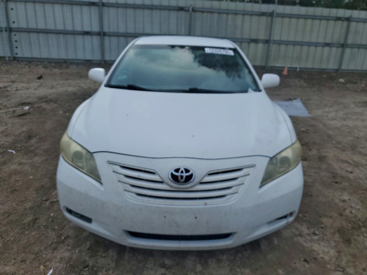 Toyota Camry Le Image 8