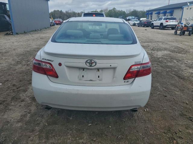 Toyota Camry Le Image 3