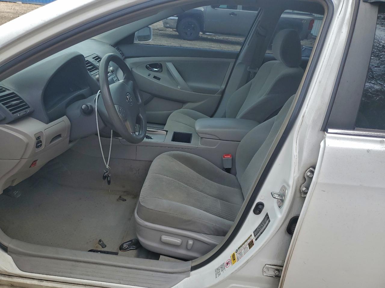 Toyota Camry Le Image 9
