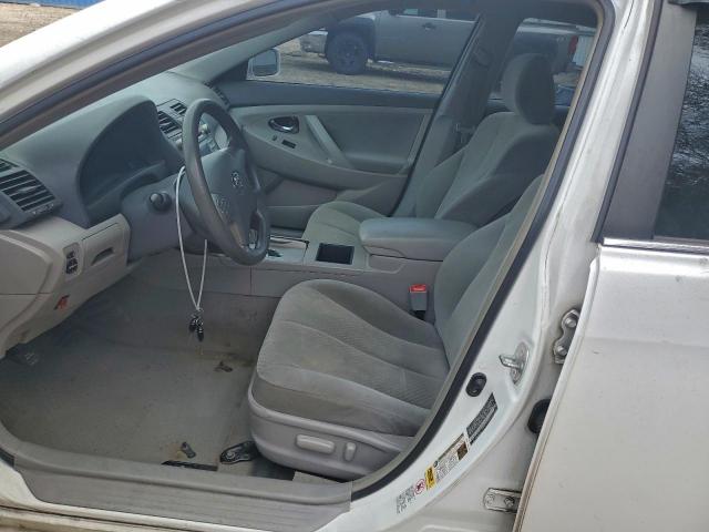 Toyota Camry Le Image 9