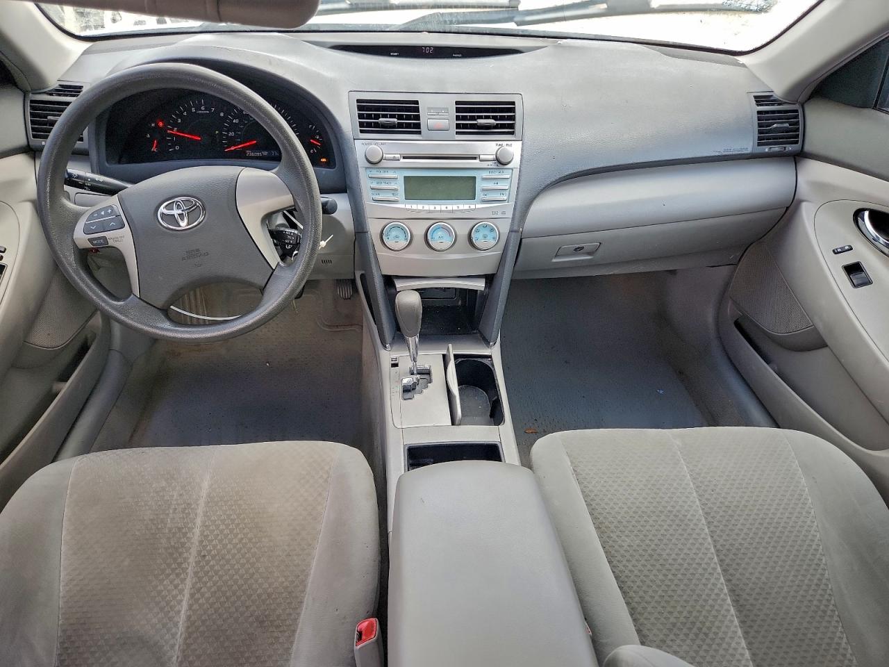 Toyota Camry Le Image 7