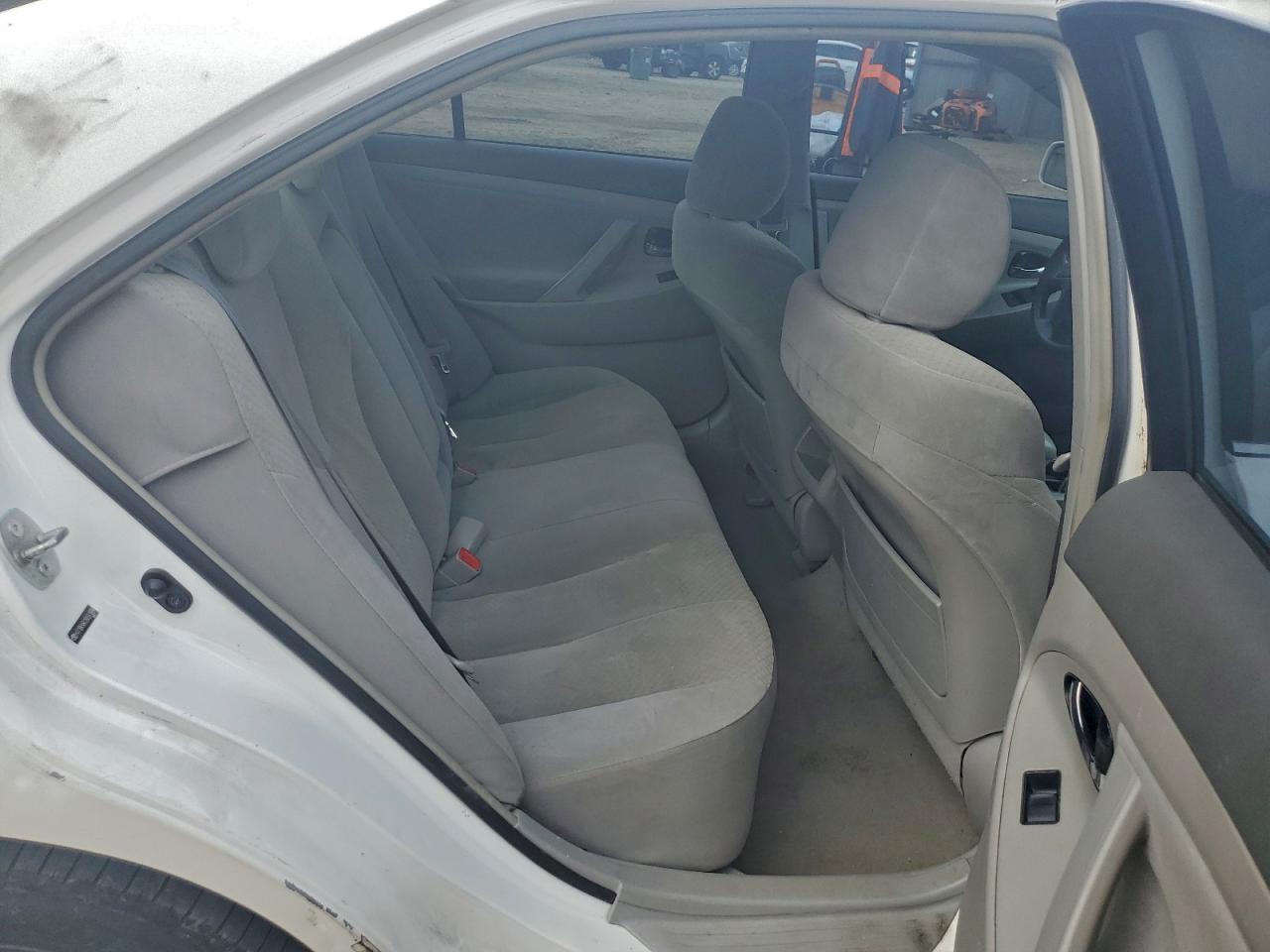 Toyota Camry Le Image 6