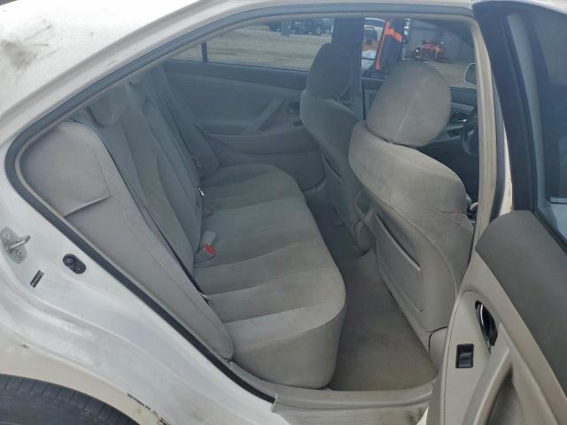 Toyota Camry Le Image 6