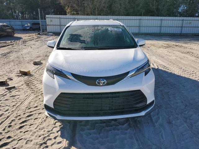 Toyota Sienna Le Image 2