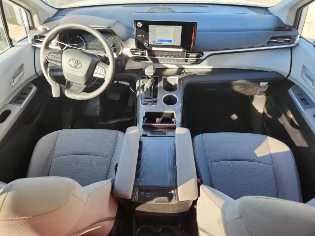 Toyota Sienna Le Image 3